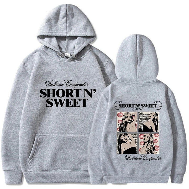 Kvinde hoodie med unikt tegneserie design og kunstnerisk tryk Skovae
