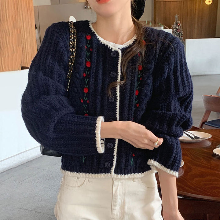 Femme Kort Broderet Strikcardigan Stilla