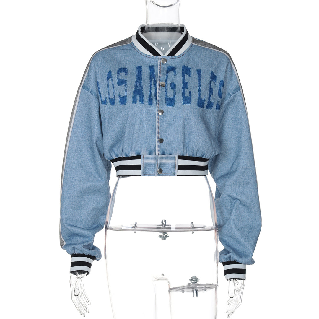 Dame Trendy Cropped Jeansjakke med broderet skrift og sporty design Stilla