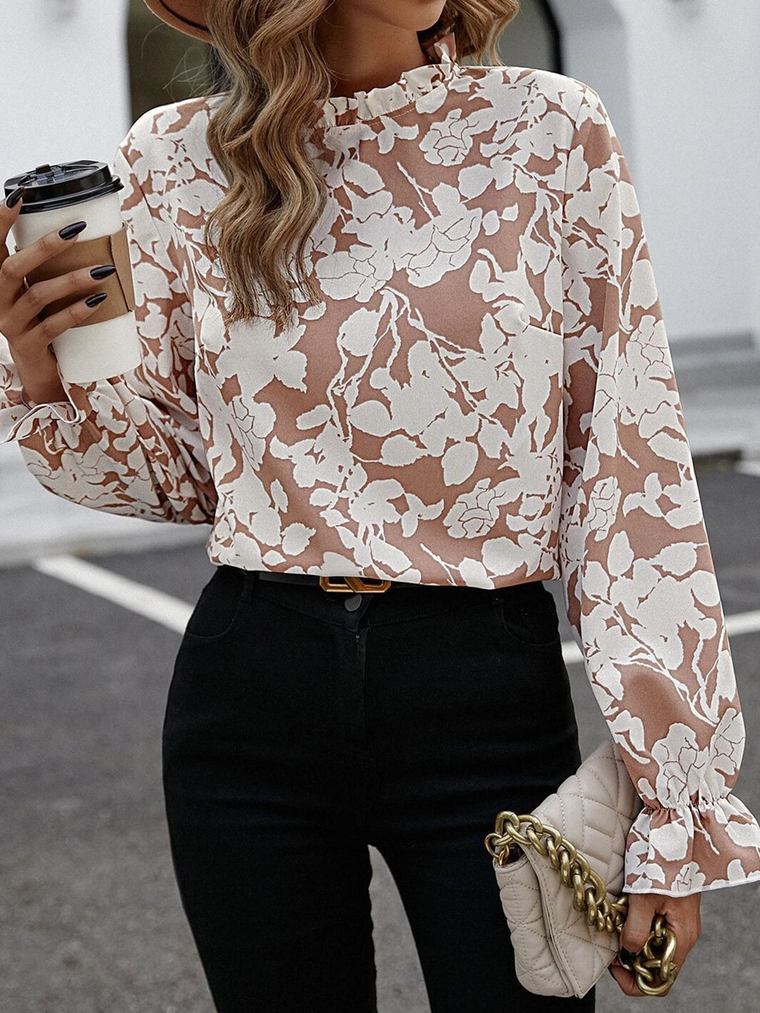 Damebluse med blomstret design og flæsedetaljer Stilla