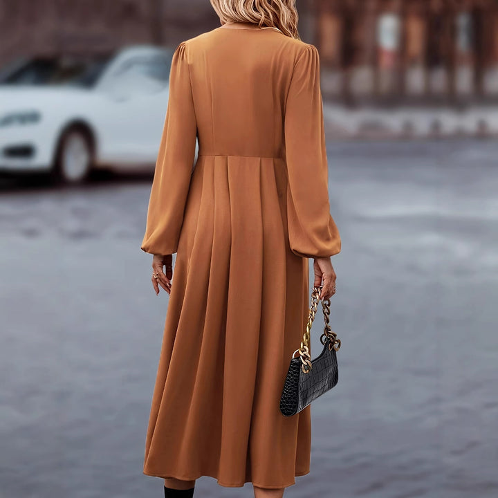Dame midikjole med knaplukning design og elegante puffærmer Stilla
