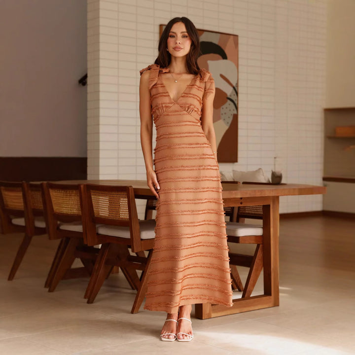 Dame maxi kjole med elegant drapering design og flæse accenter