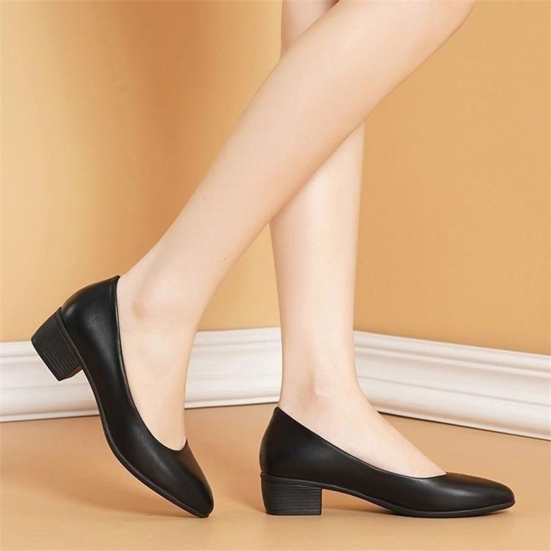Dame elegant blokhæle-pumps med slynget V-udskæring og moderne design Stilla