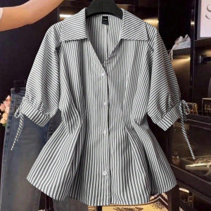 Damebluse med elegante flæse detaljer og moderne stribemønster Skovae