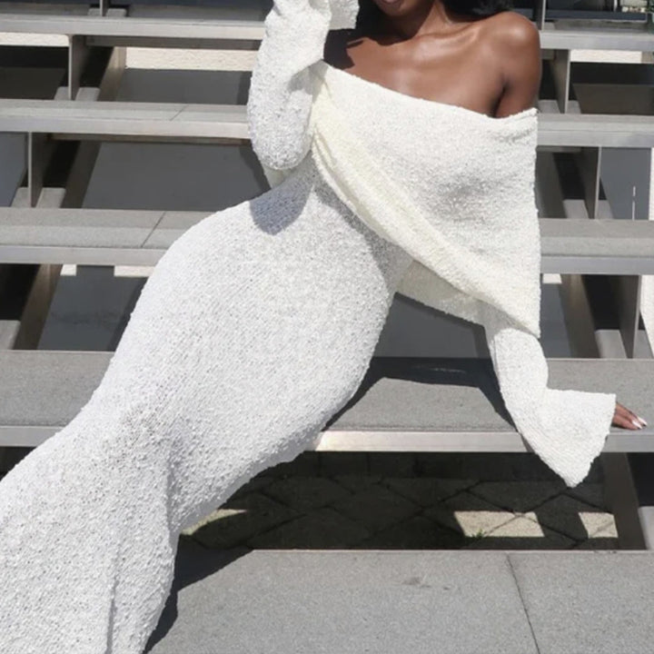 Dame Off-Shoulder Strikkjole med lange ærmer og elegant silhuet Skovae