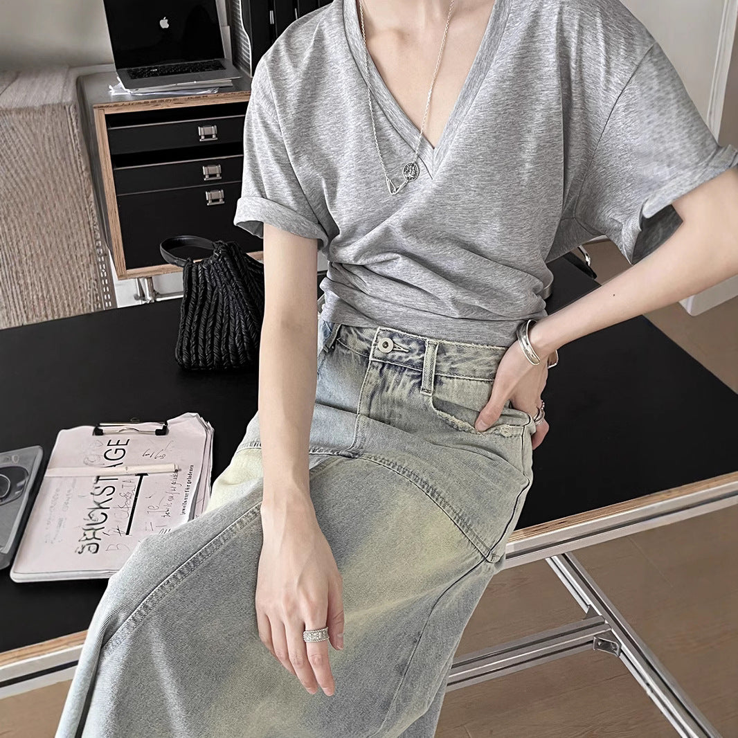 Dame V-hals T-shirt i let, åndbart stof med moderne snit Stilla