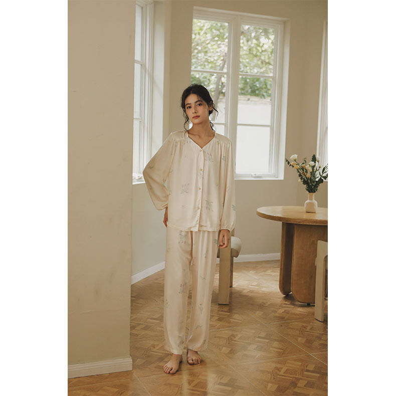 Damebluse med florale accenter og elegant knapliste Stilla