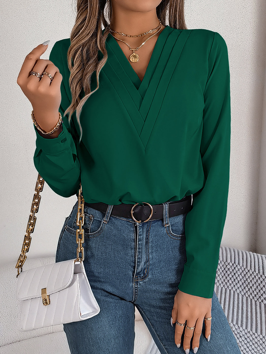 Damebluse med V-hals og elegante folder Stilla