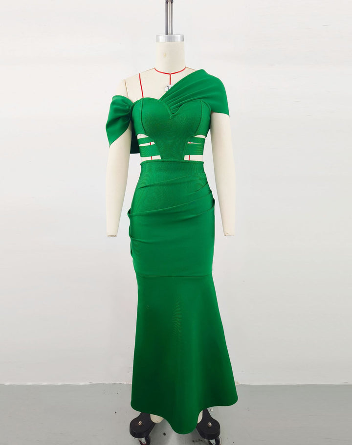 Dame elegant og figursyet aftenkjole med asymmetrisk snit og puffærmer Stilla