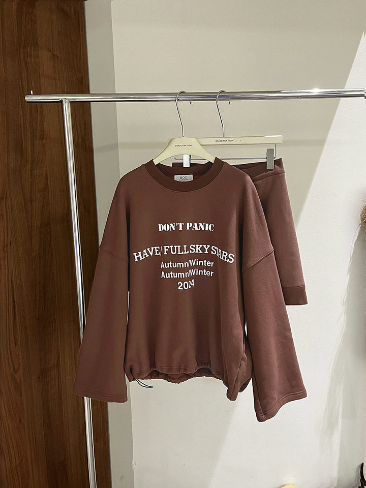 Dame afslappet sweatshirt med moderne skrift og matchende bukser Stilla