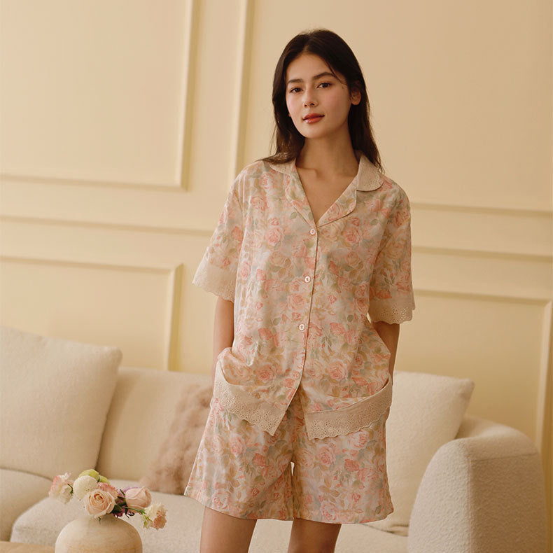 Dame pyjamassæt med delikat blomstermønster og elegant spids Stilla