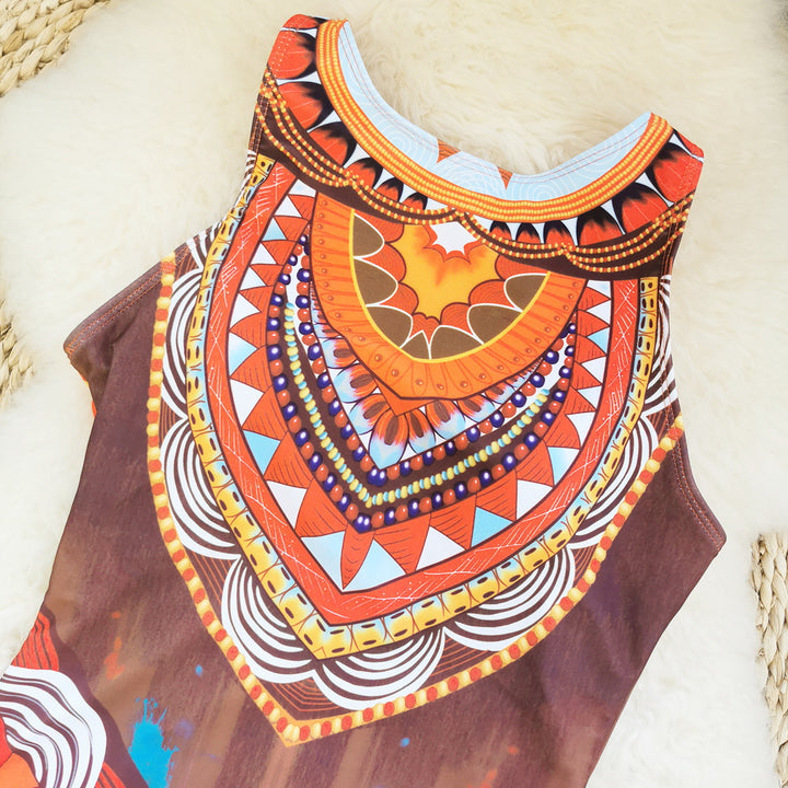Dame one-piece badedragt med tribal-inspireret mønster og høj krave Stilla