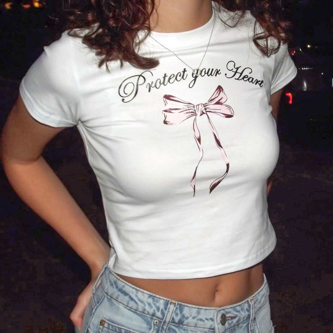 Dame crop-top med kreativt bue-design og inspirerende tekst Skovae