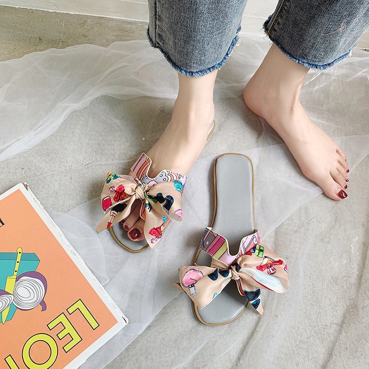 Dame slide-sandaler med farverige trykmotiver og elegant sløjfeapplikation Stilla