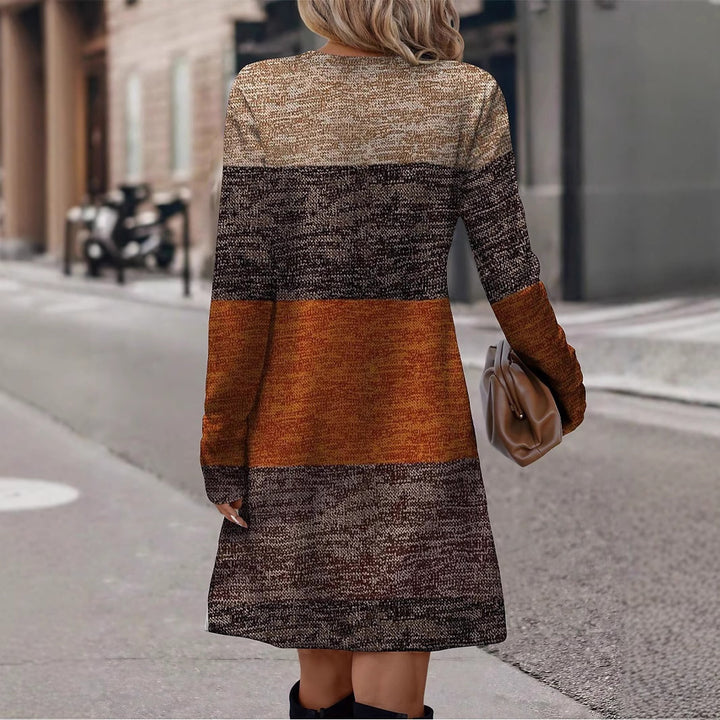 Dame strikkjole med fashionable farveblok-detaljer Stilla