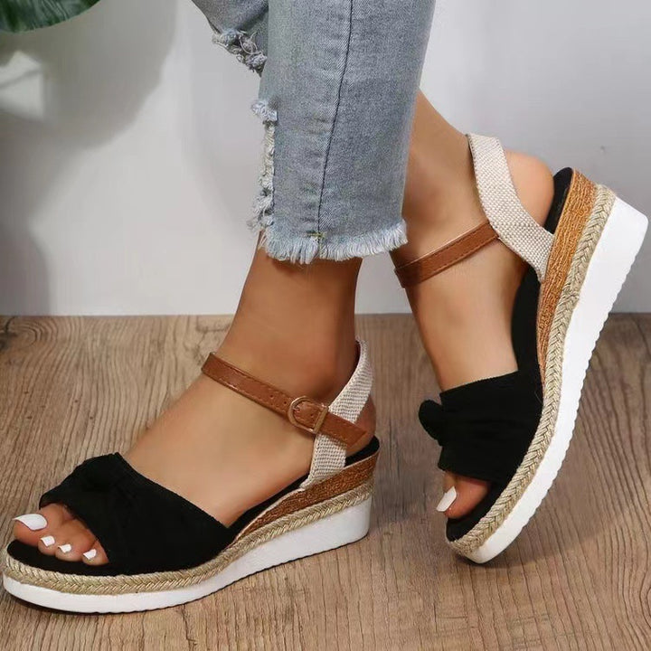 Dame kilehæl sandaler med flettet detalje og justerbar rem Stilla