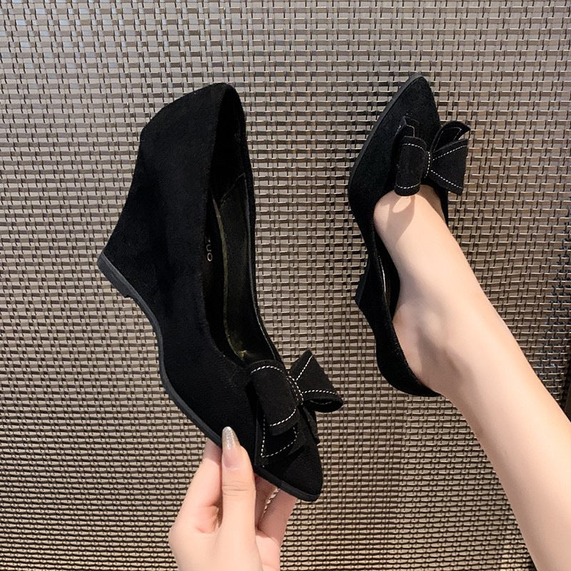 Dame Wedge-Pumps med dekorativ sløjfe-applikation og behagelig indvendig polstring Stilla