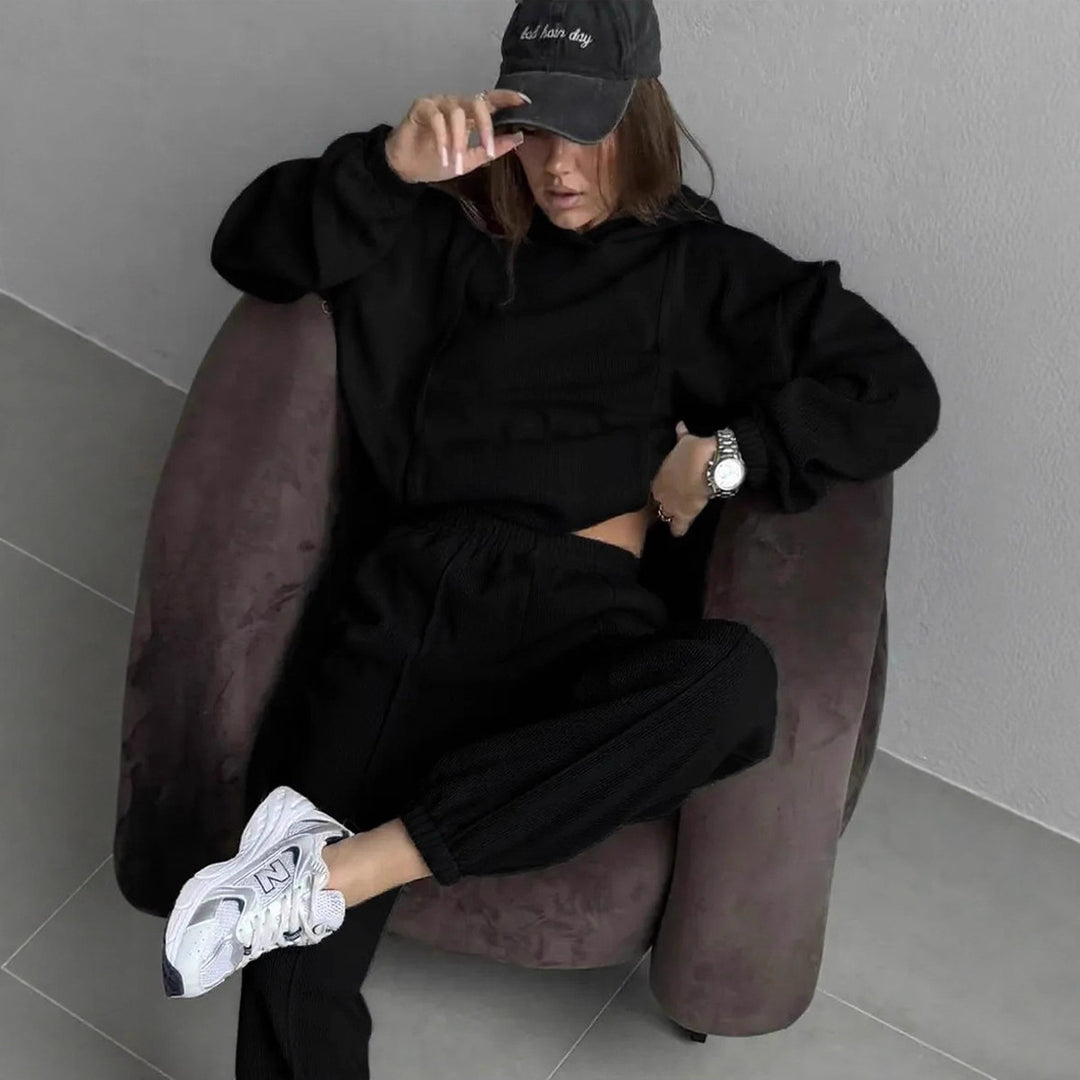 Kvinders sporty loungewear sæt med komfortabel hættejakke og elastiske bukser Skovae