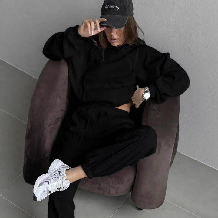 Kvinders sporty loungewear sæt med komfortabel hættejakke og elastiske bukser Skovae