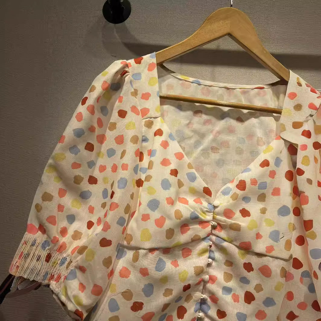 Damebluse med romantisk pufærme og legende prikkemønster Stilla