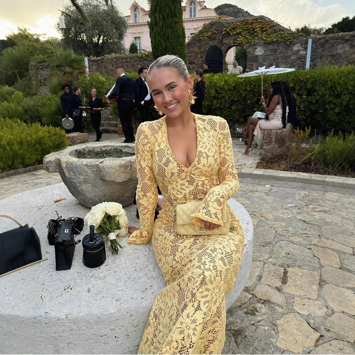 Kvinders blonde maxikjole med elegant V-hals og voluminøse ærmer Skovae