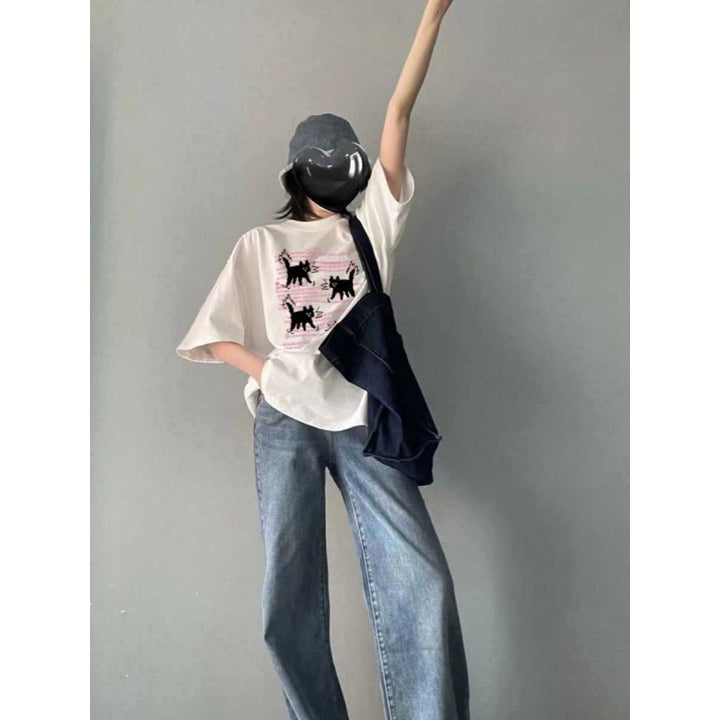 Dame T-shirt med kreativ katte-design og afslappet tekst Stilla