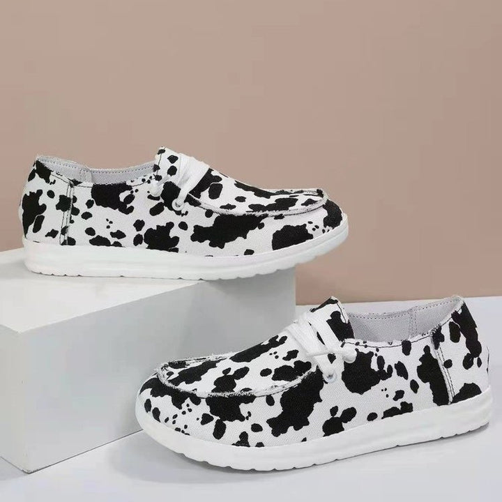 Dame Mode Slip-On Sneakers med unikt Cow-Print og fleksibel sål Stilla