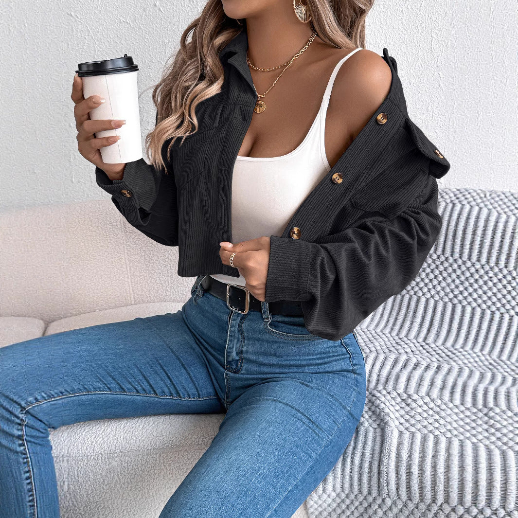 Dame Fashion cropped jakke med knapdetaljer Stilla