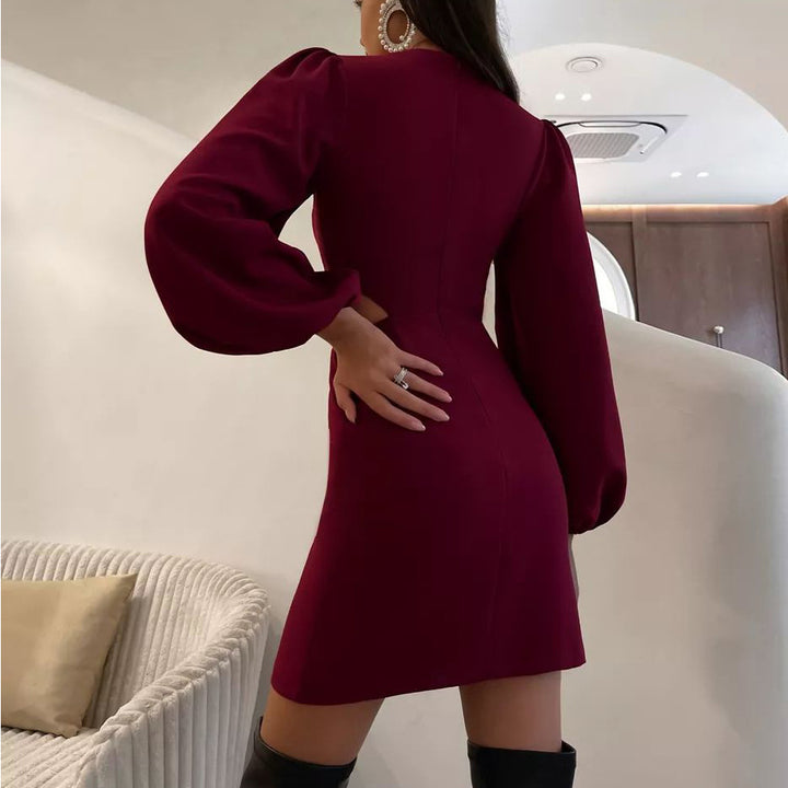 Damekjole med raffinerede cut-outs og voluminøse ærmer Stilla