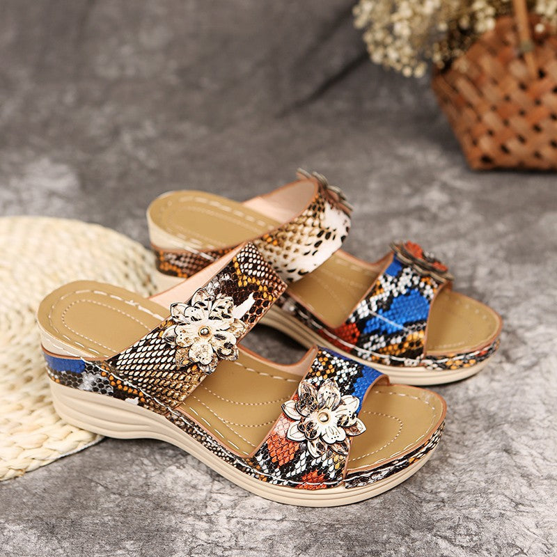 Dame komfortable Wedge-sandaler med blomsterapplikation og elastiske remme Stilla