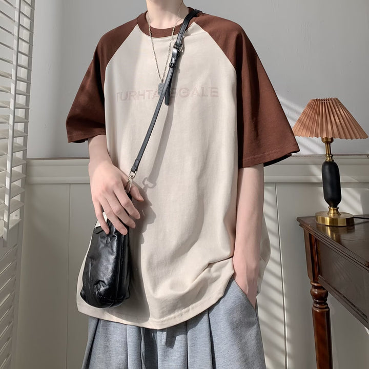 Unisex Oversized T-Shirt med asymmetrisk design og kreativ tekst Stilla