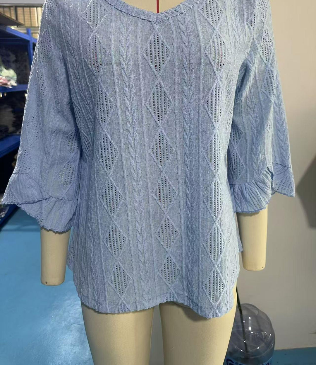 Damebluse med struktur og bred ærme Stilla