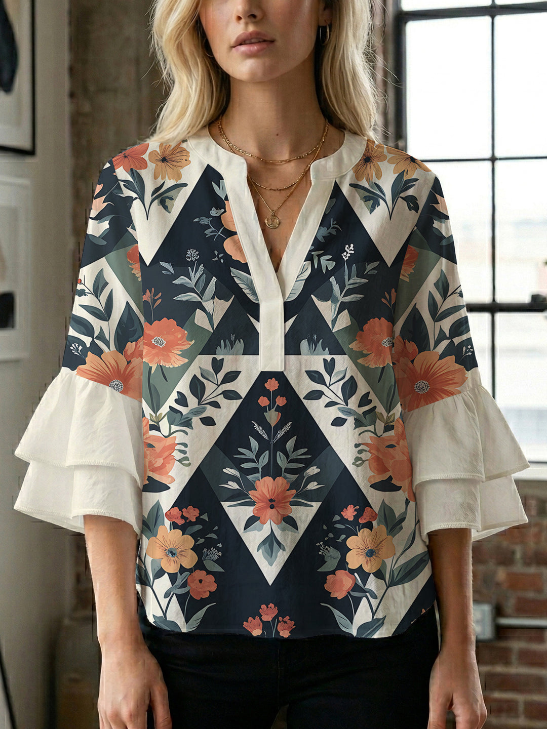 Damebluse med voluminøse rynkede ærmer og moderne motiv Skovae