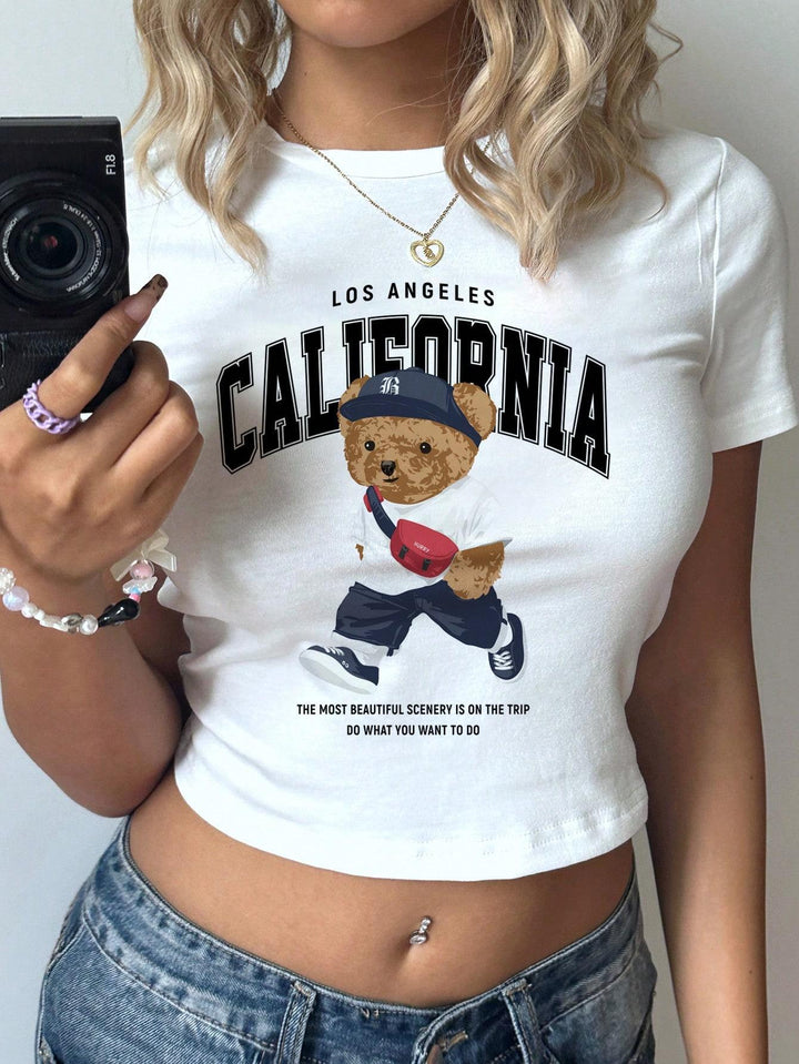 Dame Crop-T-Shirt med legende bjørnemotiv og moderigtigt skrift Skovae
