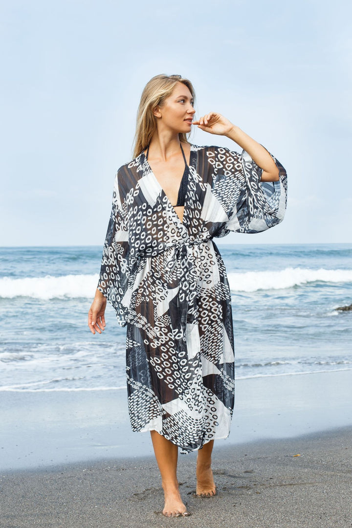 Dame Strandkimono med moderne grafisk mønster og elegante detaljer Stilla