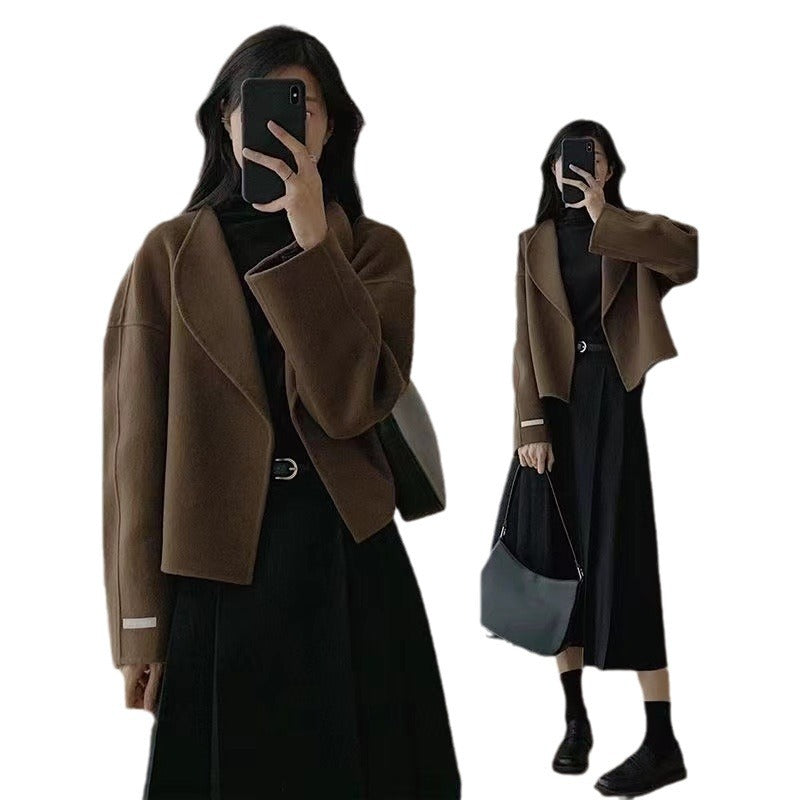 Dame Fashion Kort Jakke med Chic Snit og Detaljerige Sømmene Skovae