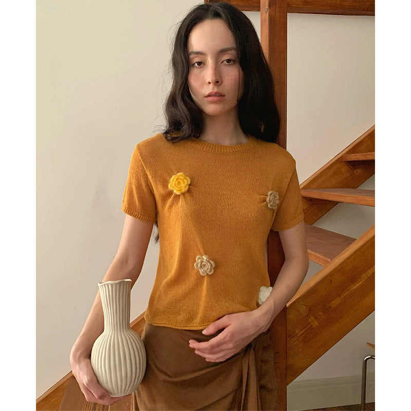 Dame T-shirt med kreative blomsterbroderier og løs pasform Stilla
