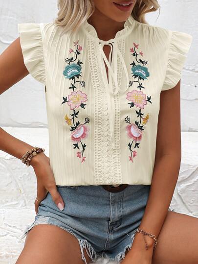 Damebluse med blomsterbroderi og flæsedetaljer Stilla