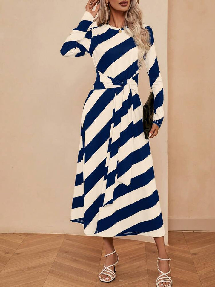 Dame Maxikjole med asymmetrisk snit og modedesign med striber Stilla