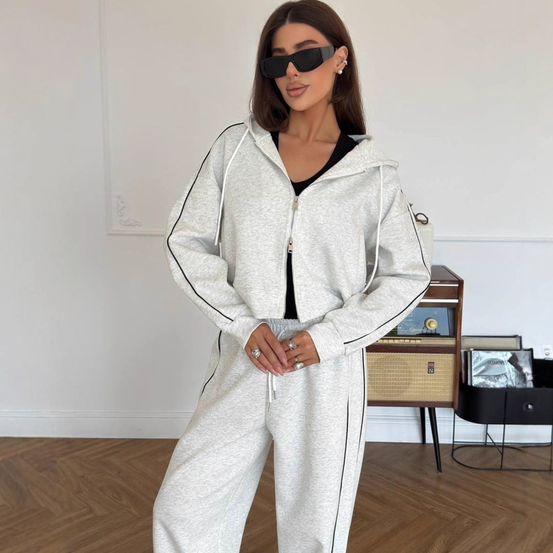 Kvinders afslappede træningsdragt med cropped hoodie og løse joggere Skovae