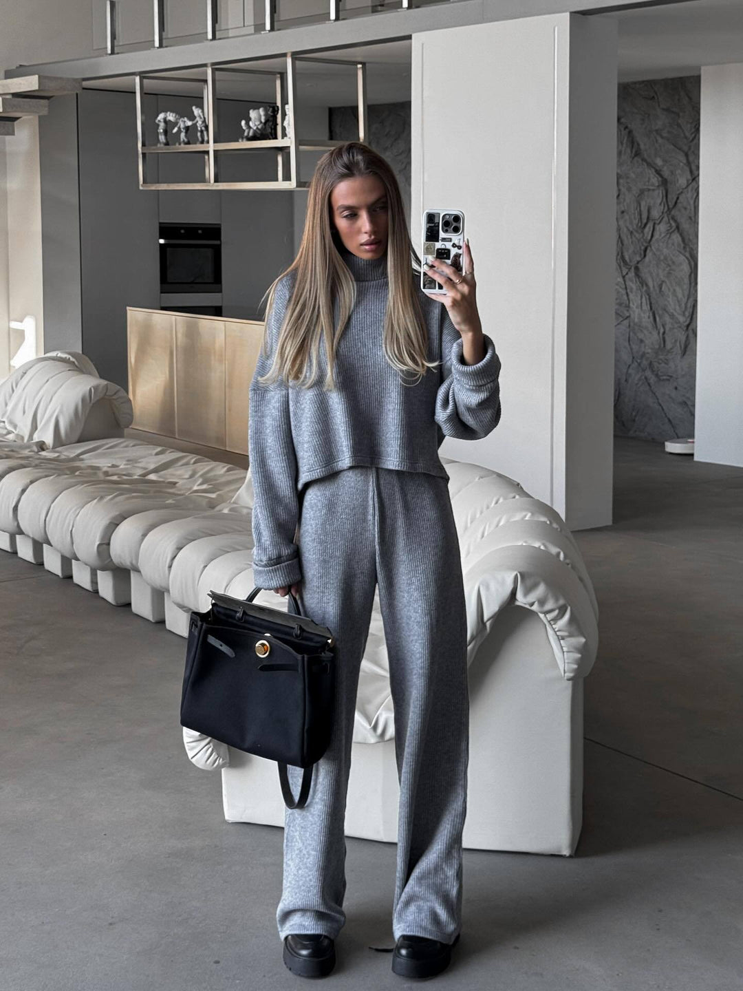 Kvinders elegante fritidsdragt med højhalset sweater og løse lige bukser Stilla