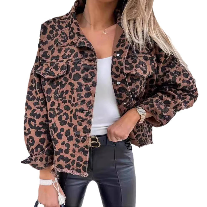 Dame Denimjakke med moderne leopardmønster og frynset kanter Stilla