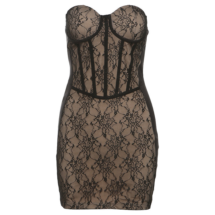 Dame spids-cocktailkjole med bøjleløst bustier-overdel og figursyet design Stilla