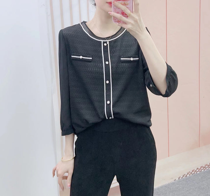 Damebluse med moderigtige indvævede mønster og elegante knapdetaljer Stilla