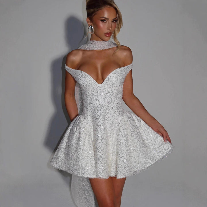 Kvindelige fortryllende cocktailkjoler med off-shoulder design og glitrende detaljer af perler Skovae