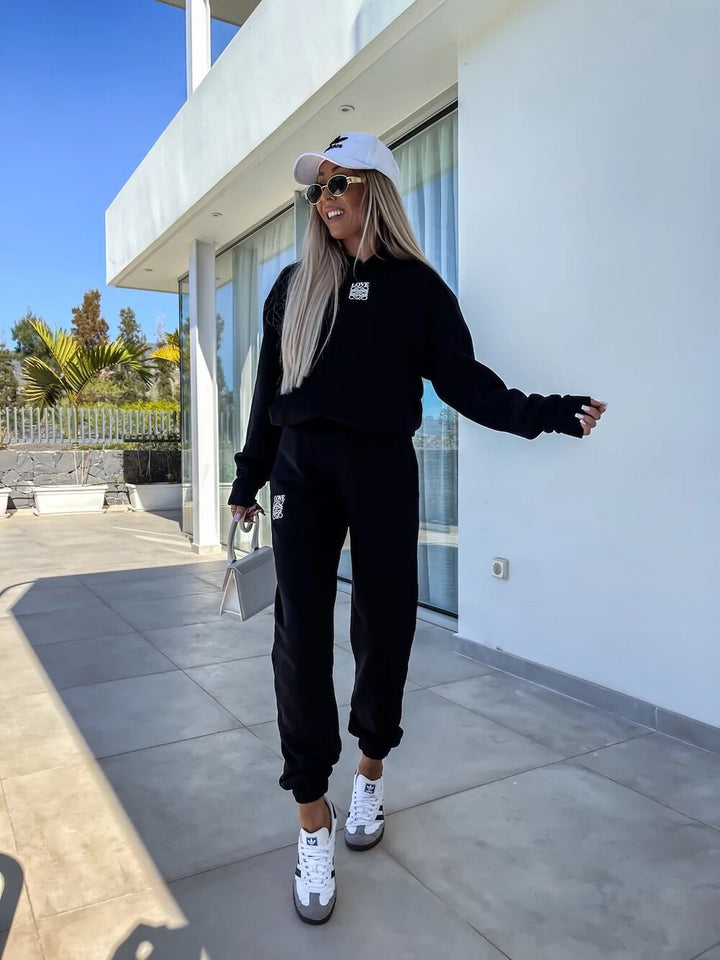 Dame sporty loungewear sæt med hætte og elastiske manchetter Skovae
