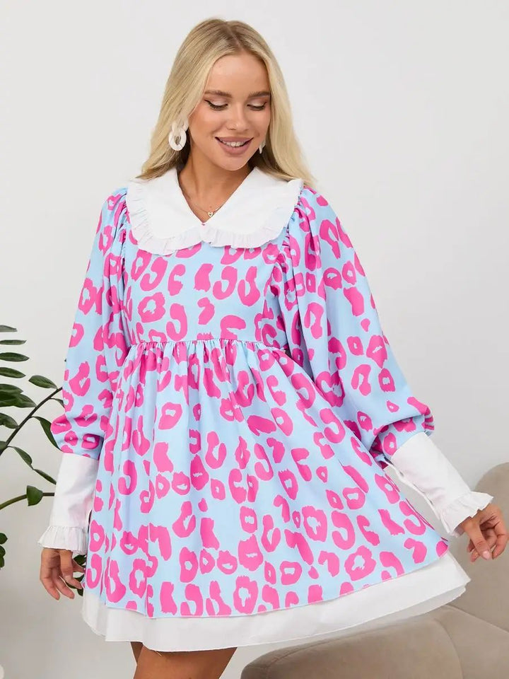 Dame minikjole med generøs krave og afslappet leopardprint Stilla