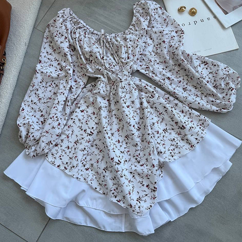 Damebluse med rynket ærme og blomsterdesign Stilla