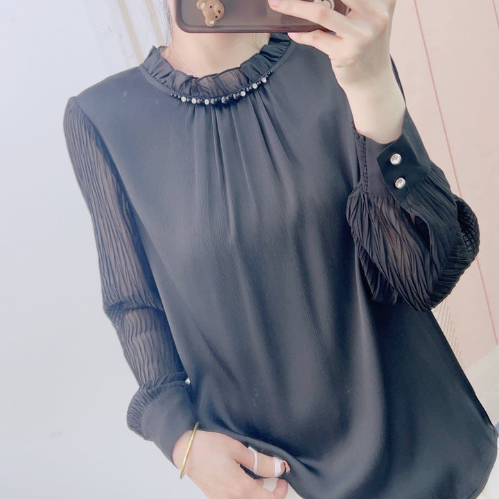 Damebluse med elegante flæsedetaljer og perledekoration Stilla