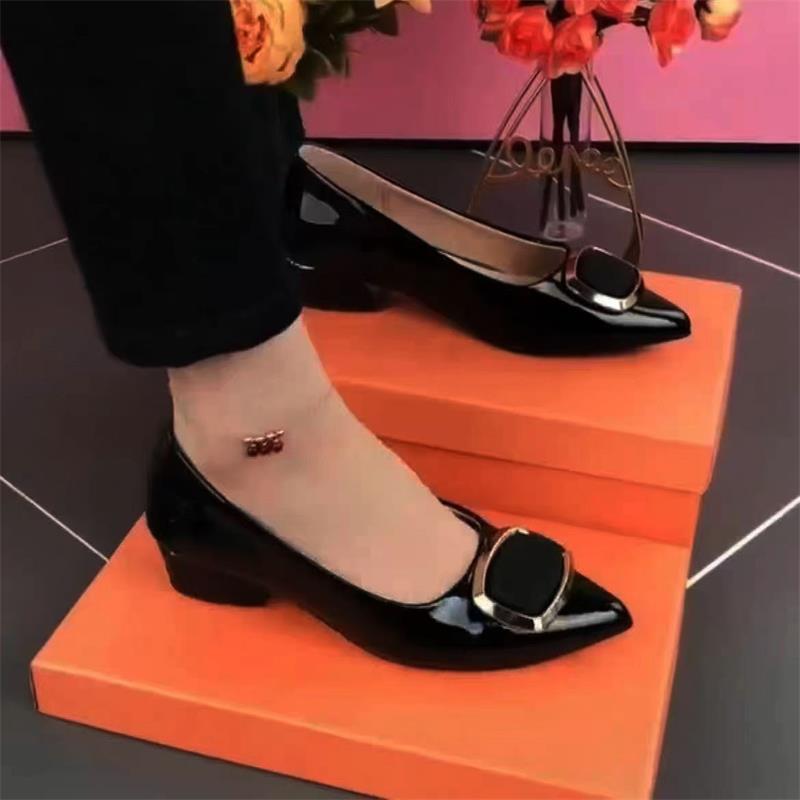 Dame elegante pumps med stilfulde smykkeelement Stilla